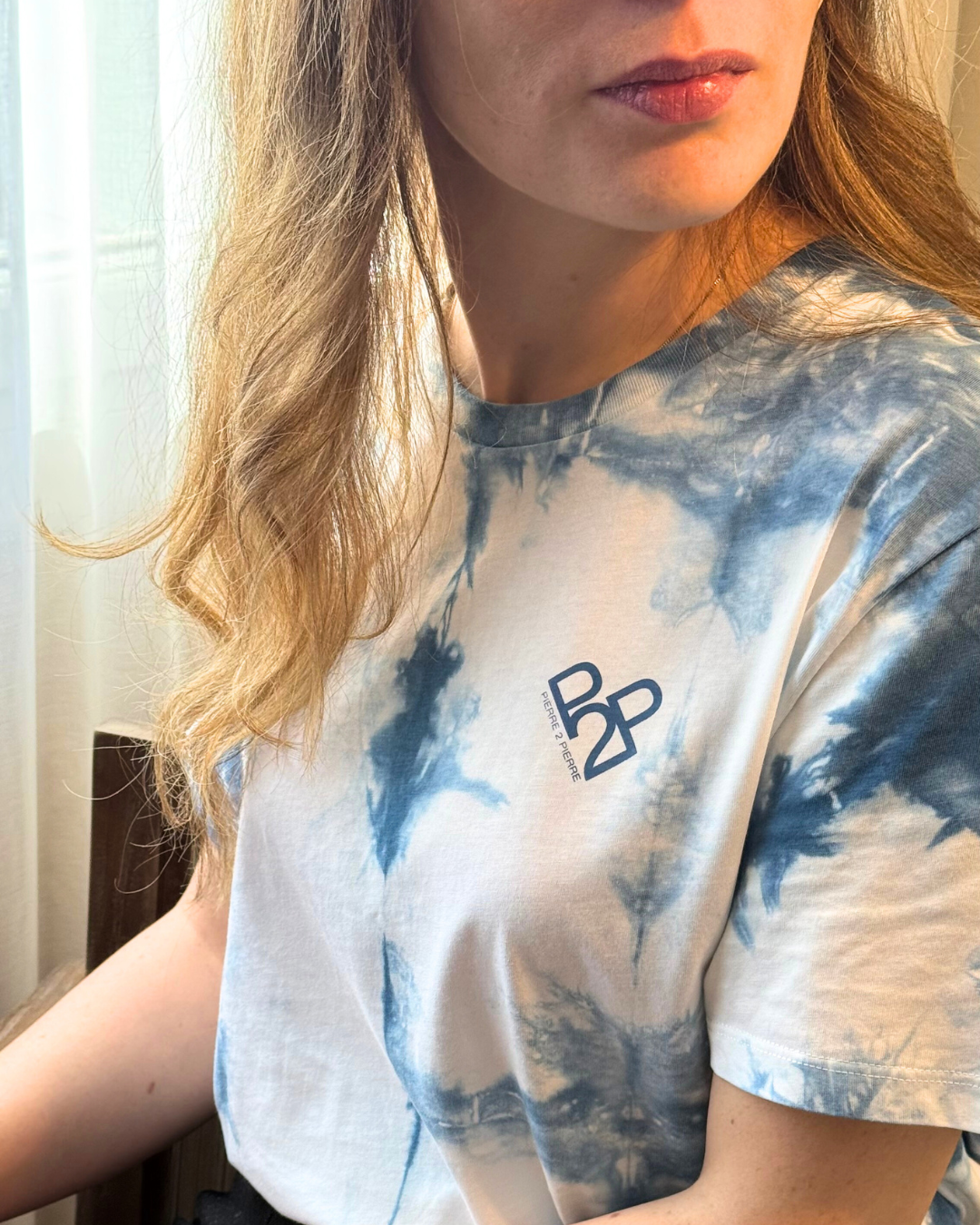 Technique shibori — tissu plié et teint à l'indigo, motif unique — PIERRE 2 PIERRE